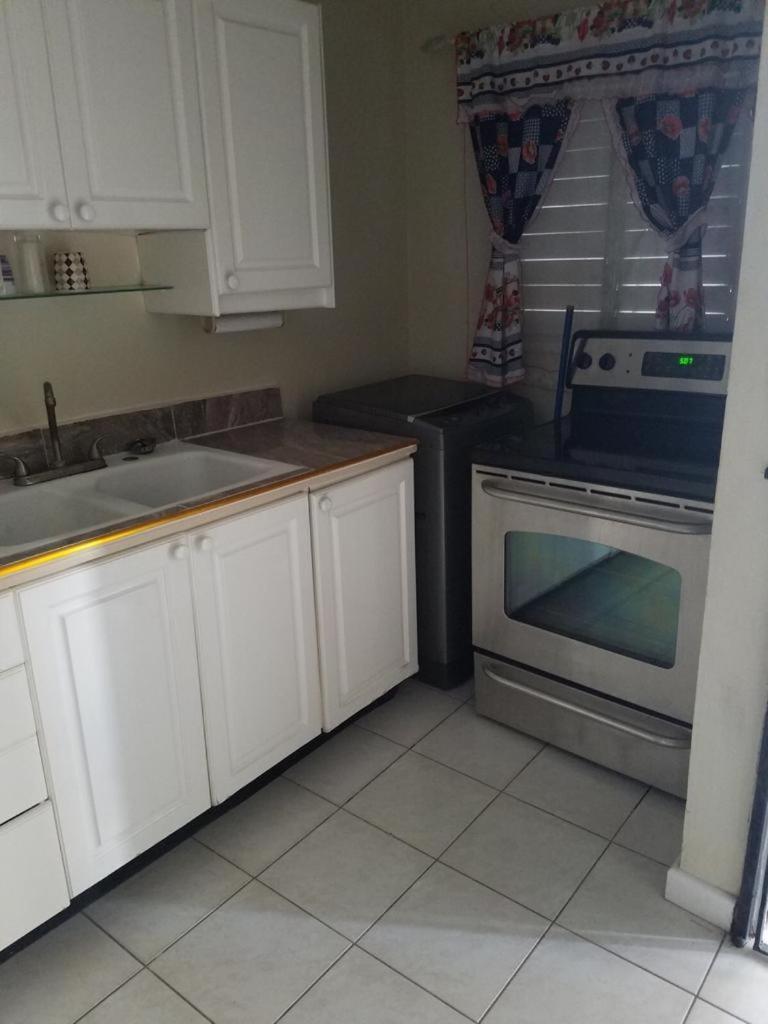 Oaklands Apartment Two Bedroom 金斯敦 外观 照片
